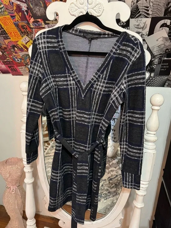 Dynamite Navy and White Plaid V-Neck Long Sleeve Dress with Belt - Picture 8 of 9